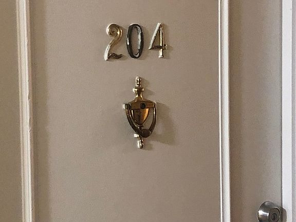 4th image of 935 S Boulevard 204