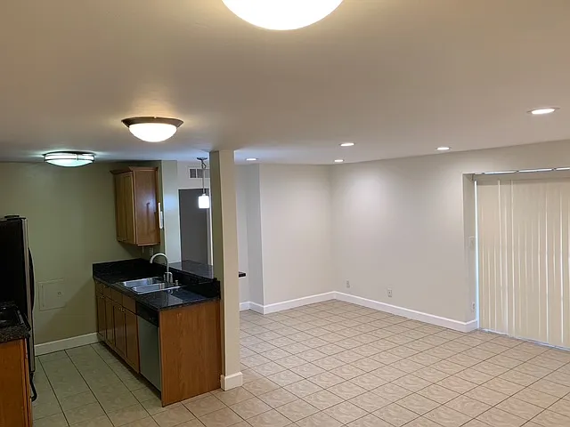 Building Photo - 10982 Roebling Ave #364
