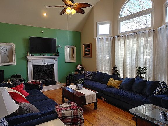 Living Room w/gas fireplace