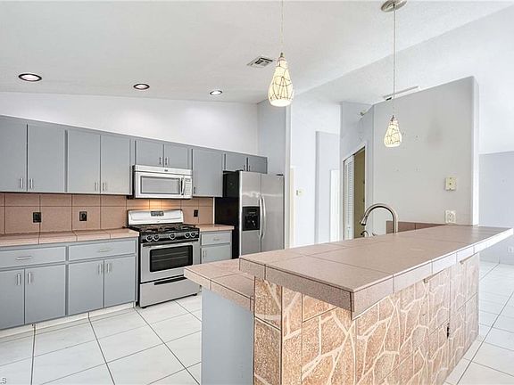 4th image of 2591 18th AVE NE