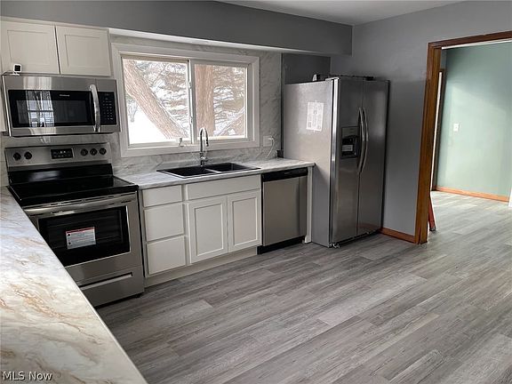 4th image of 454 Columbine Ave