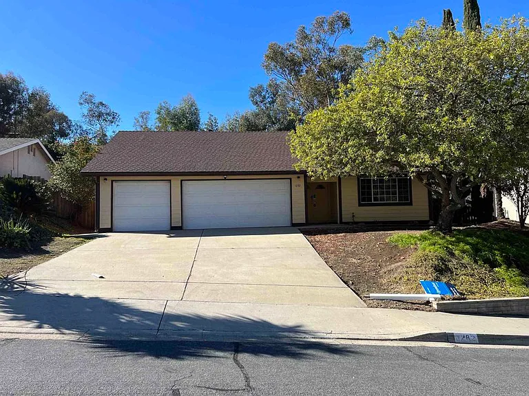 1282 Whitsett Dr — Photo 2