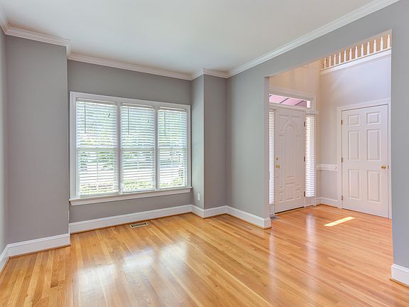 5th image of 2912 Hawtree Dr
