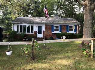 8 Nassau Rd, Hampton Bays, NY 11946