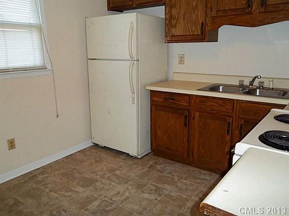 4th image of 639 E Sharpe St
