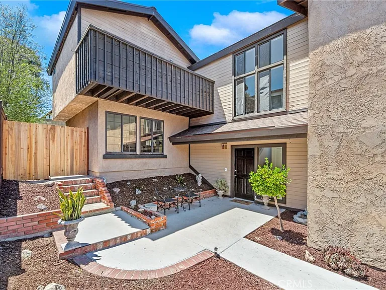 1407 Lakeside Ln — Photo 4