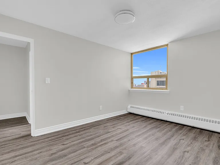 221 Queen St S — Photo 35