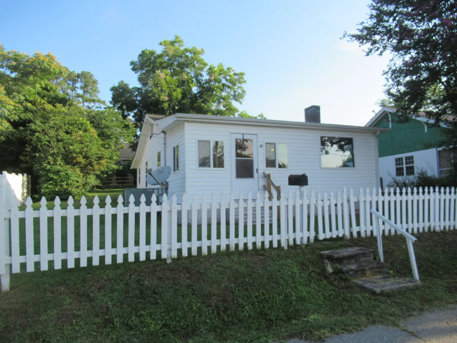 2 bed, 1.0 bath, 816 sqft, $1,200 — Photo 1