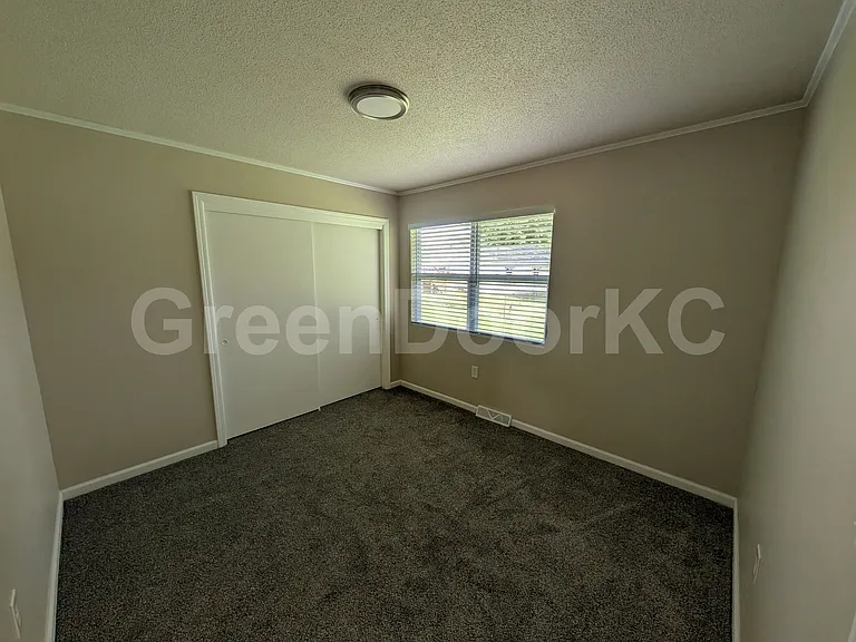 405 Holiday Dr — Photo 7