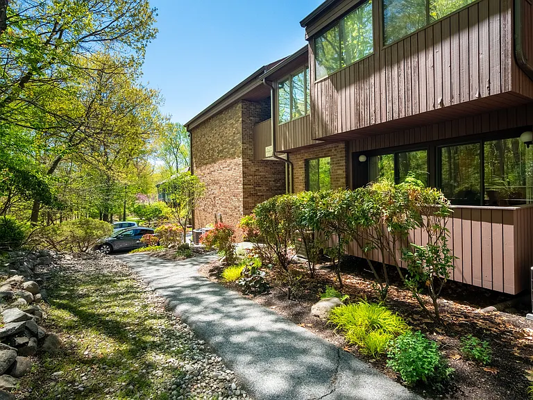 138 Indian Hollow Ct — Photo 37