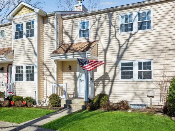 2 Taylor Commons #2, Yaphank, NY 11980