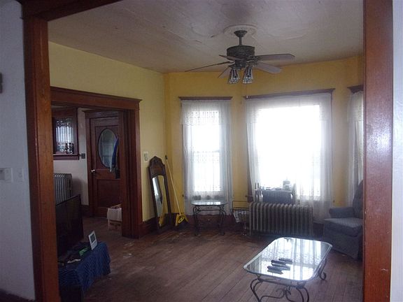 4th image of 827 Caldwell St