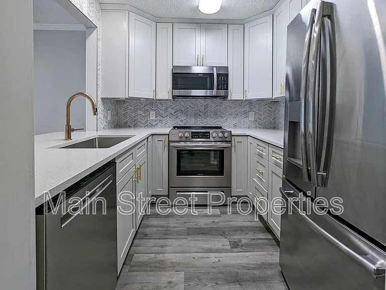 1313 Foxborough Dr — Photo 7