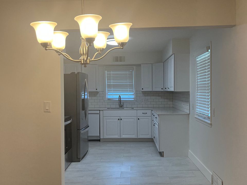 Dining room, into the kitchen, nice flow.