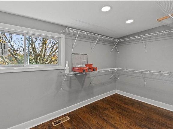 4th image of 1110 E Market St
