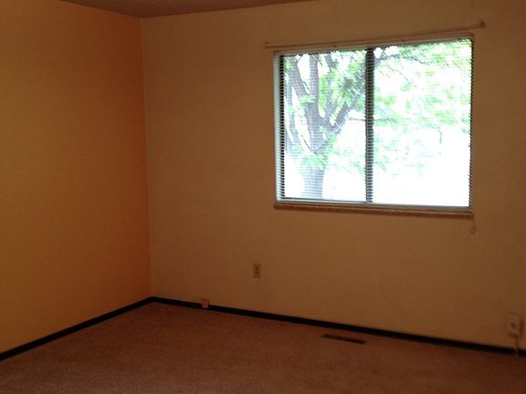 5th image of 422 E 22nd Pl
