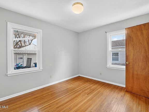 5th image of 1379 Glenview Rd