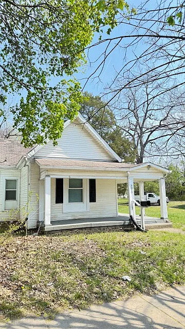 3 bed, 1.0 bath, $695 — Photo 2