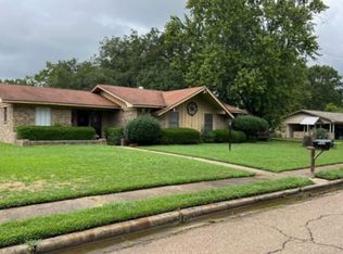 201 Camelia Ave, Hooks, TX 75561