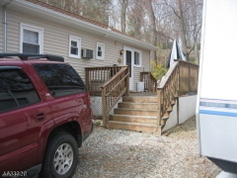 2nd image of 4 Decker Pond Rd