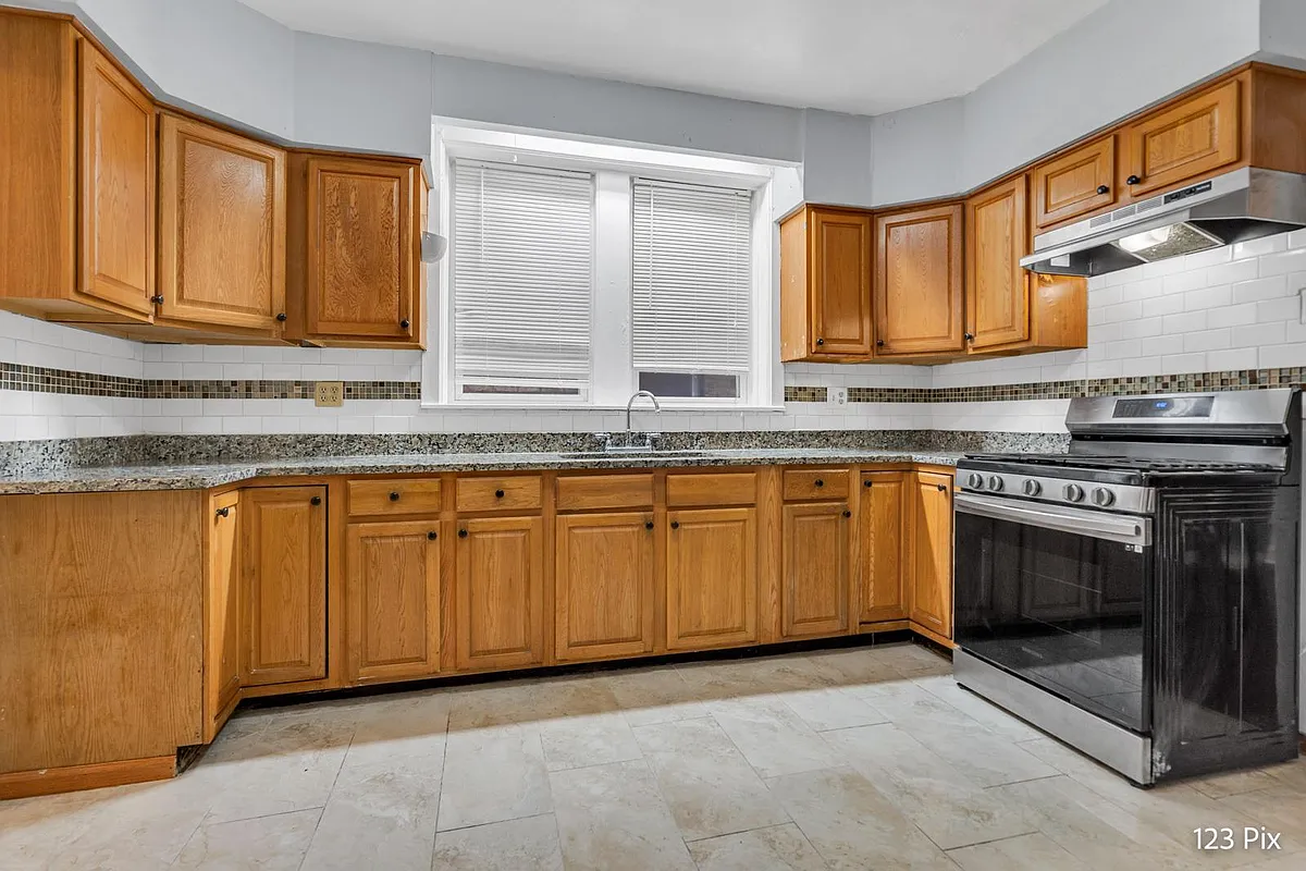 Photo 2 of 13 - 6323 N Francisco Ave #1 - Chicago, IL Building Photo - 6323 N Francisco Ave #1