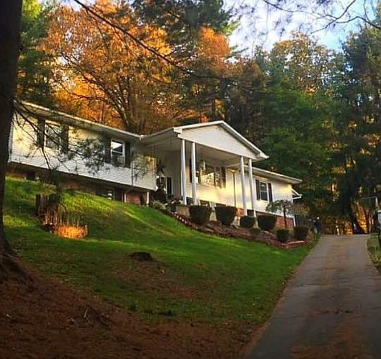 1st image of 1 Pinewood Dr