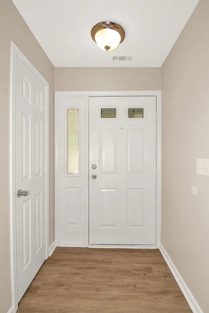 3 bed, 2.0 bath, 1319 sqft, $1,800 — Photo 3