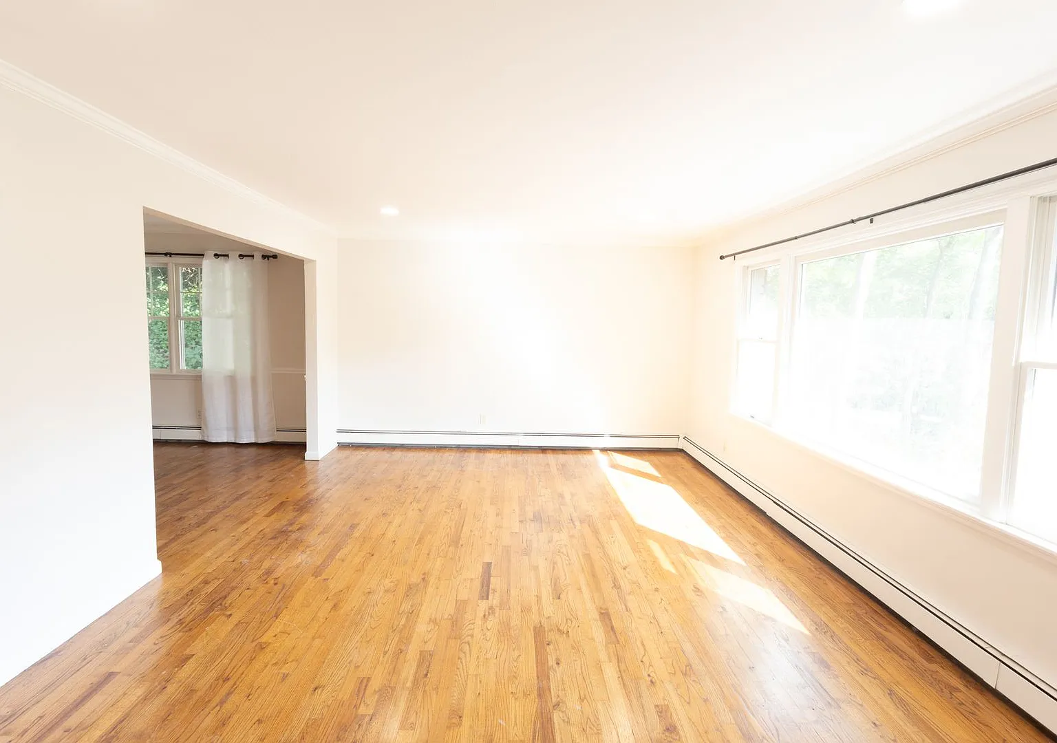 Spacious 4 - Bedroom, 2 Bathroom (Full House - Rental) — Photo 3