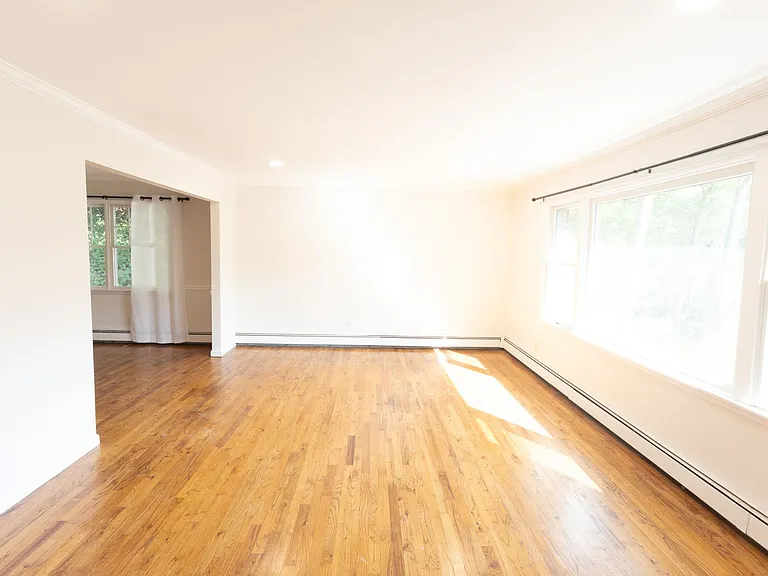 19 Maurice Ln — Photo 3