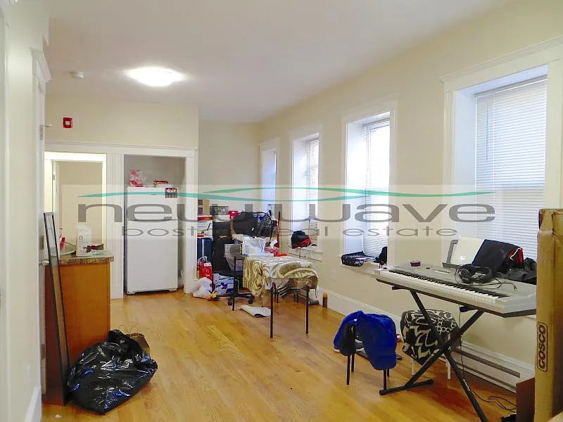 4 bed, 999 sqft, $6,200 — Photo 1