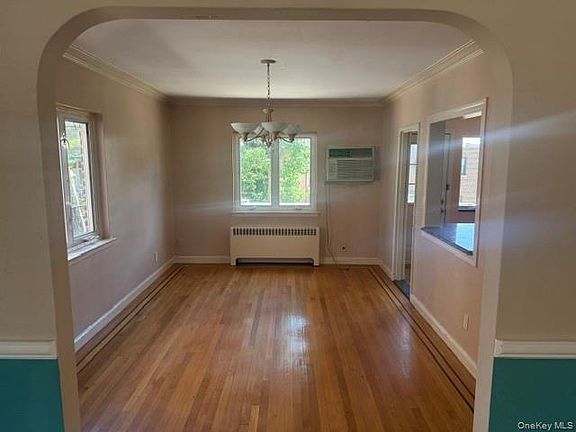 5th image of 1922 Hering Avenue