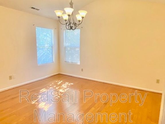 5th image of 620 Cristal Dr