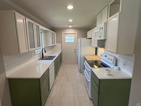 3rd image of 10515 W 56th St