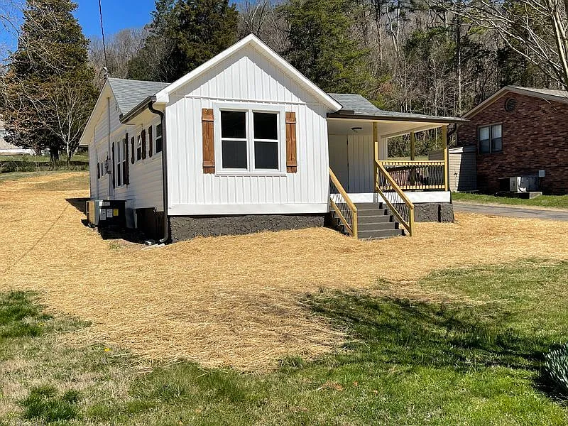 3 bed, 1.0 bath, 990 sqft, $1,700 — Photo 3