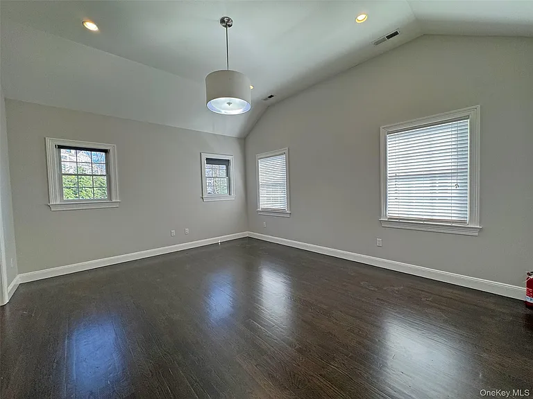 1019 Grove St — Photo 9