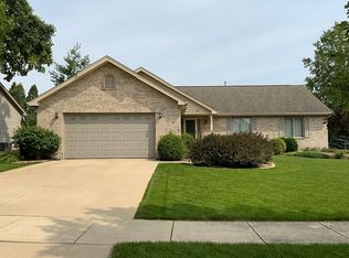 1310 Foxpointe Dr, Sycamore, IL 60178