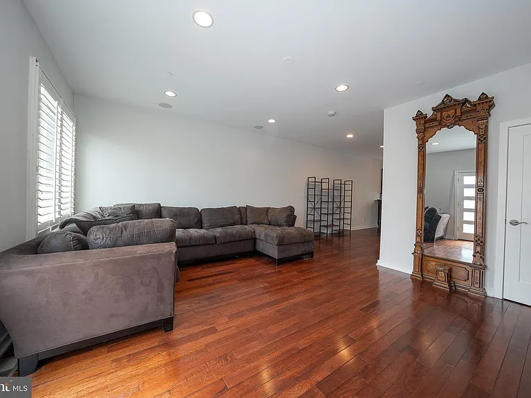 601 Poplar St — Photo 5
