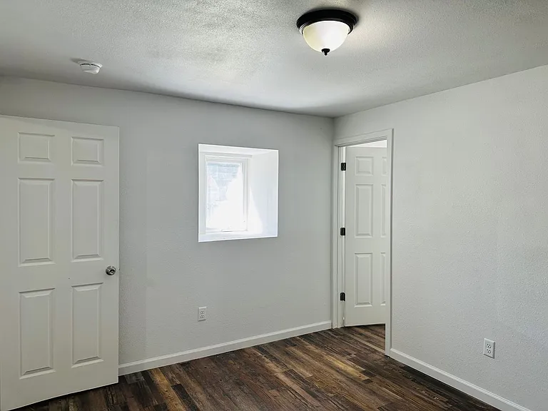 921 E 4th St #15 — Photo 11