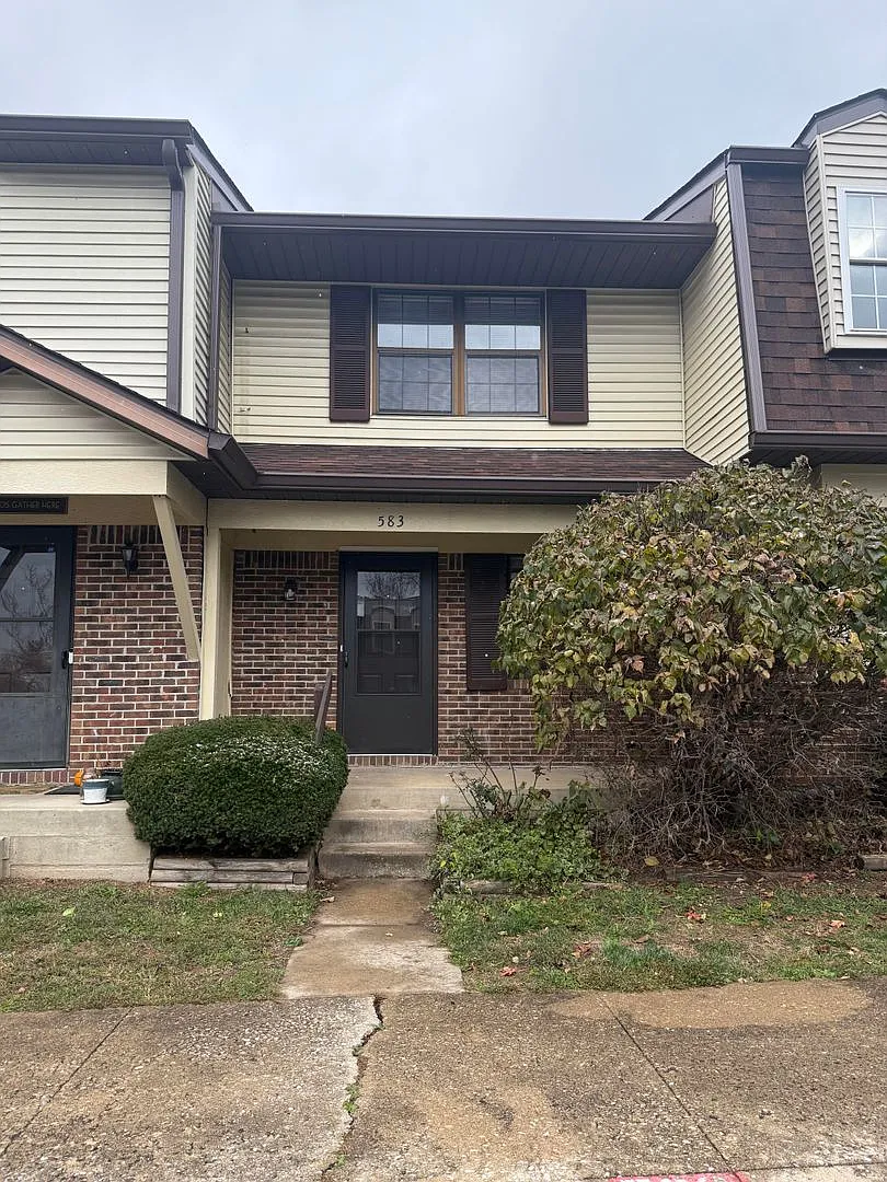 3 Bedroom/2.5 bath Townhome Located on Bloomington's Southside — Photo 1
