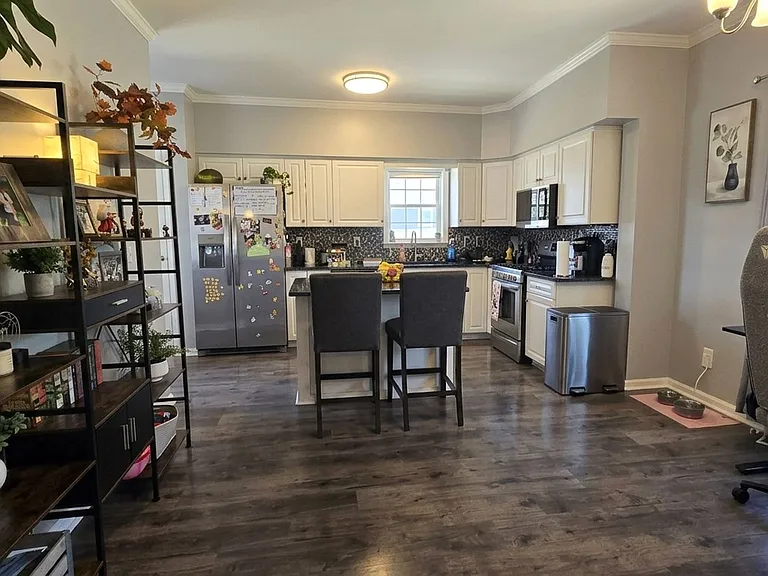 402 Gloucester Ave — Photo 3