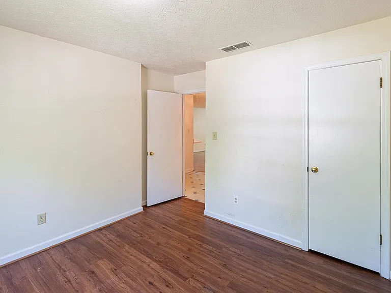 5640 Waterford Ct — Photo 17