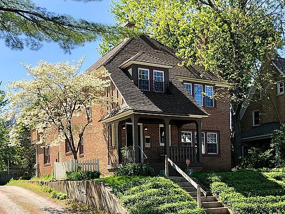3rd image of 111 Benjamin Ave SE