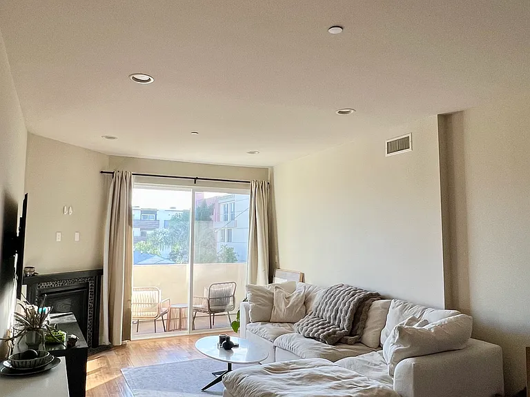 1235 Granville Ave #204 — Photo 5