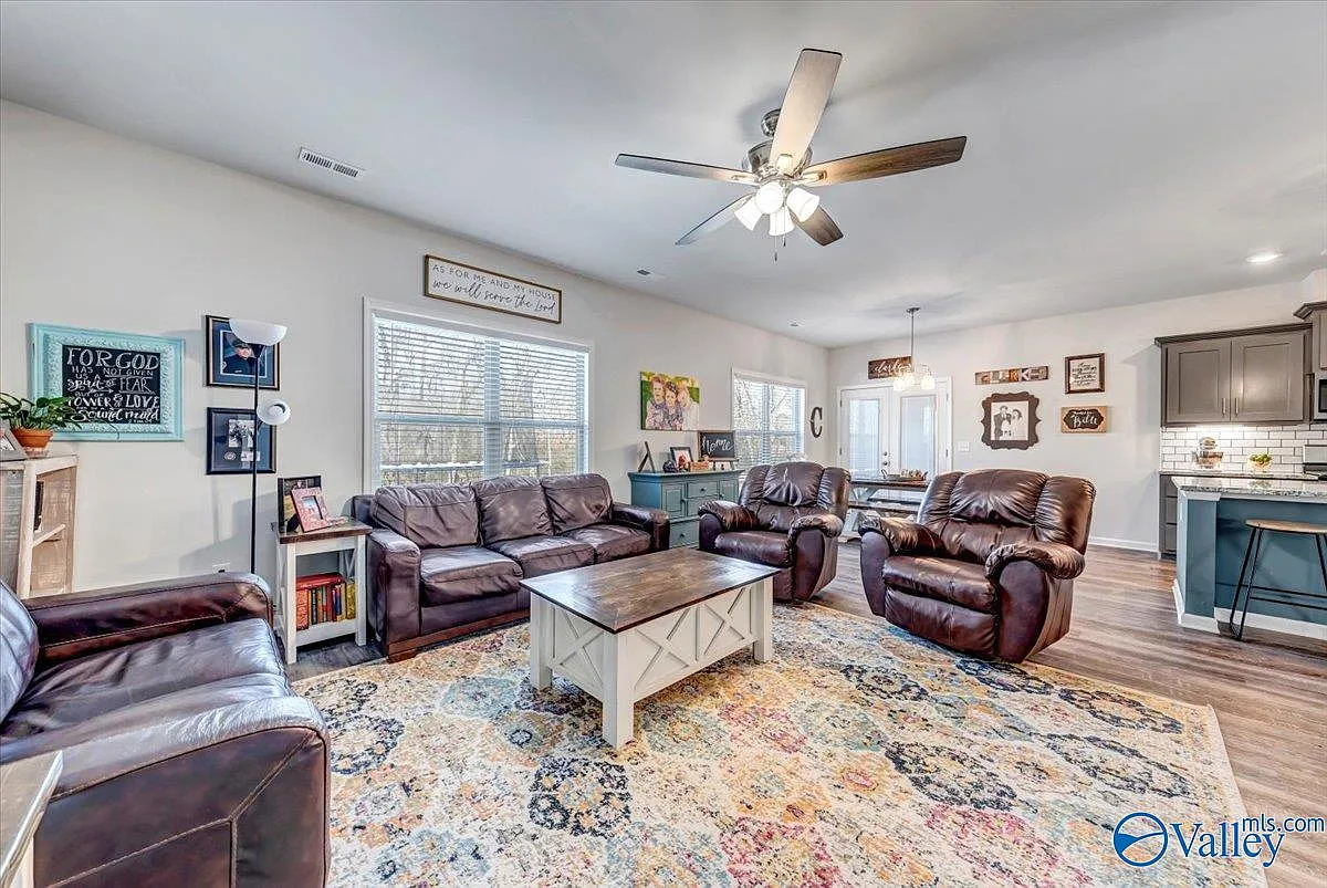 5 bed, 3.0 bath, 2591 sqft, $2,275 — Photo 3