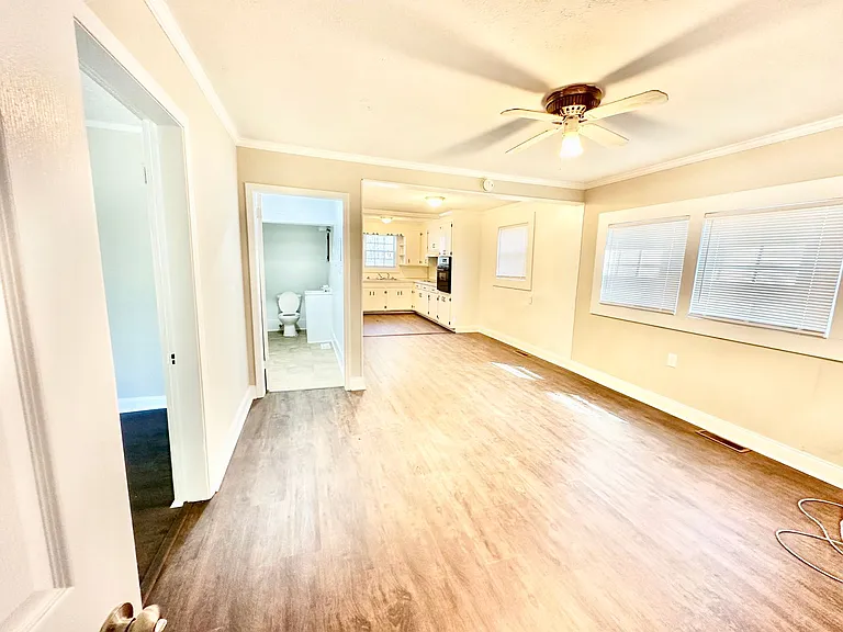 690 Robertson Rd E — Photo 8