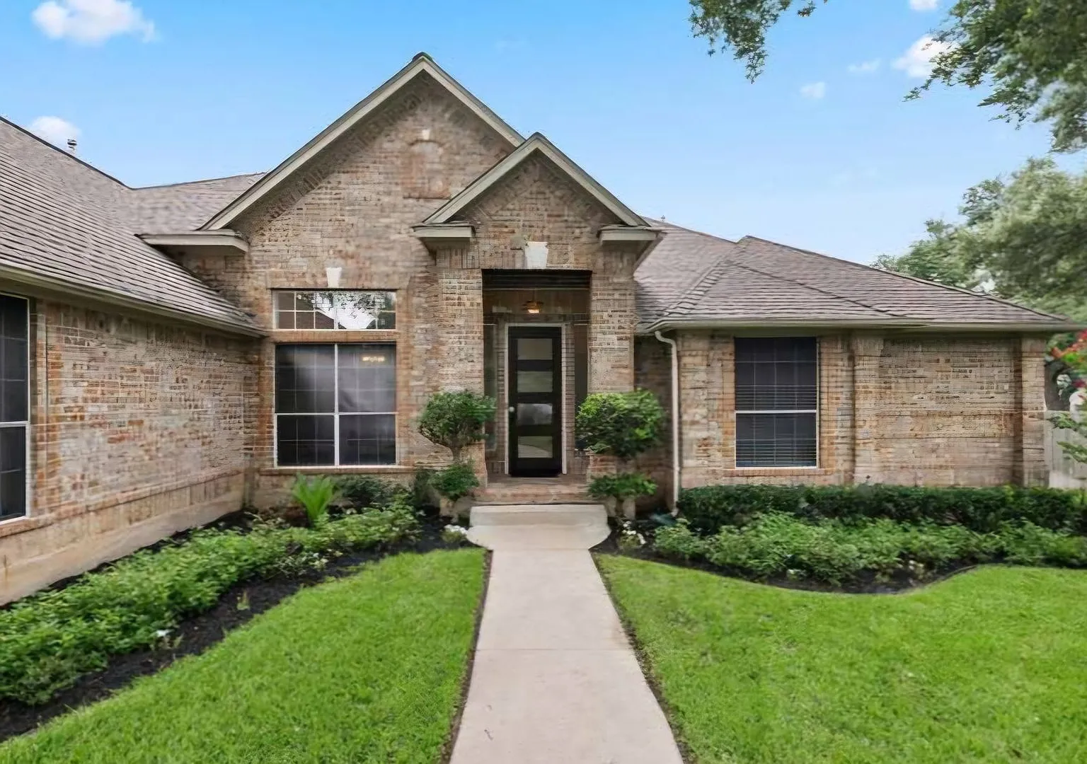 Gorgeous 4/BR 3/BA One-Level Home with Modern Upgrades and Spacious Backyard! — Photo 2