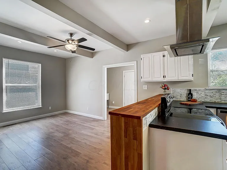 147 Whitethorne Ave — Photo 1