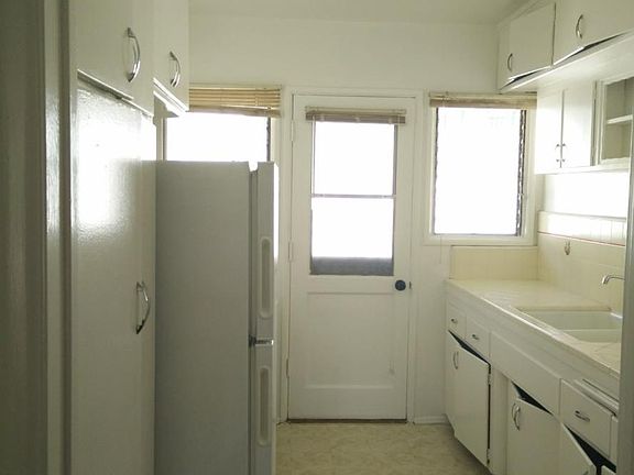3rd image of 1005 W Huntington Dr APT G