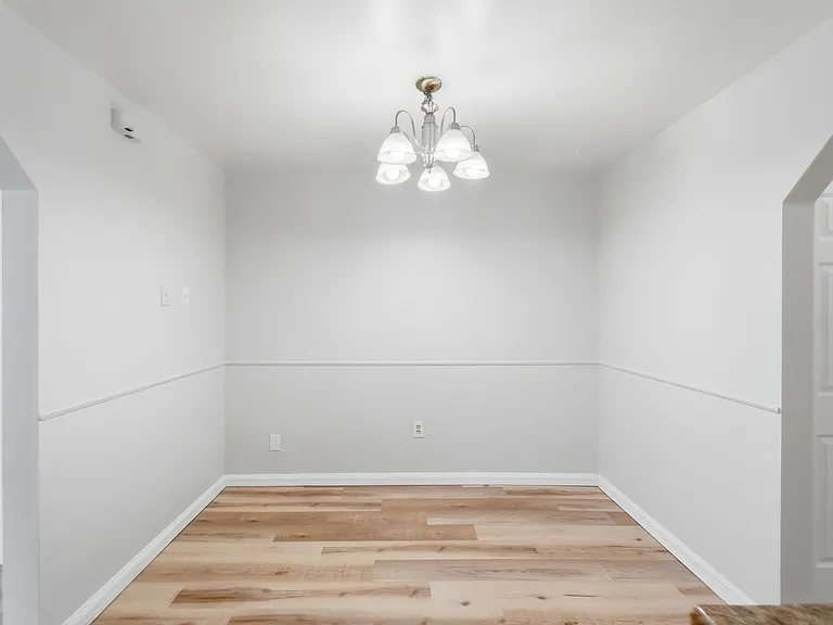 Cozy Apartment Building in Reading District! — Photo 18