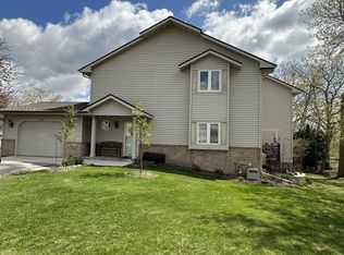 440 Meadowridge Cir, Lake Mills, WI 53551